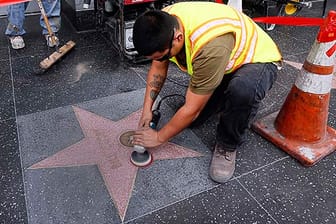 Ein Reinigungs-Team säubert Bill Cosbys Stern auf dem Hollywood Walk of Fame