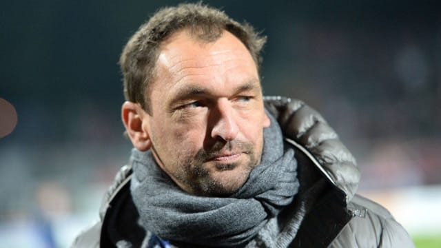 Nach knapp anderthalb Jahren wird Claus-Dieter "Pele" Wollitz von Viktoria Köln vor die Tür gesetzt. Nach knapp anderthalb Jahren wird Claus-Dieter "Pele" Wollitz von Viktoria Köln vor die Tür gesetzt.