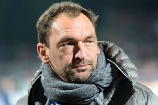 Nach knapp anderthalb Jahren wird Claus-Dieter "Pele" Wollitz von Viktoria Köln vor die Tür gesetzt.
