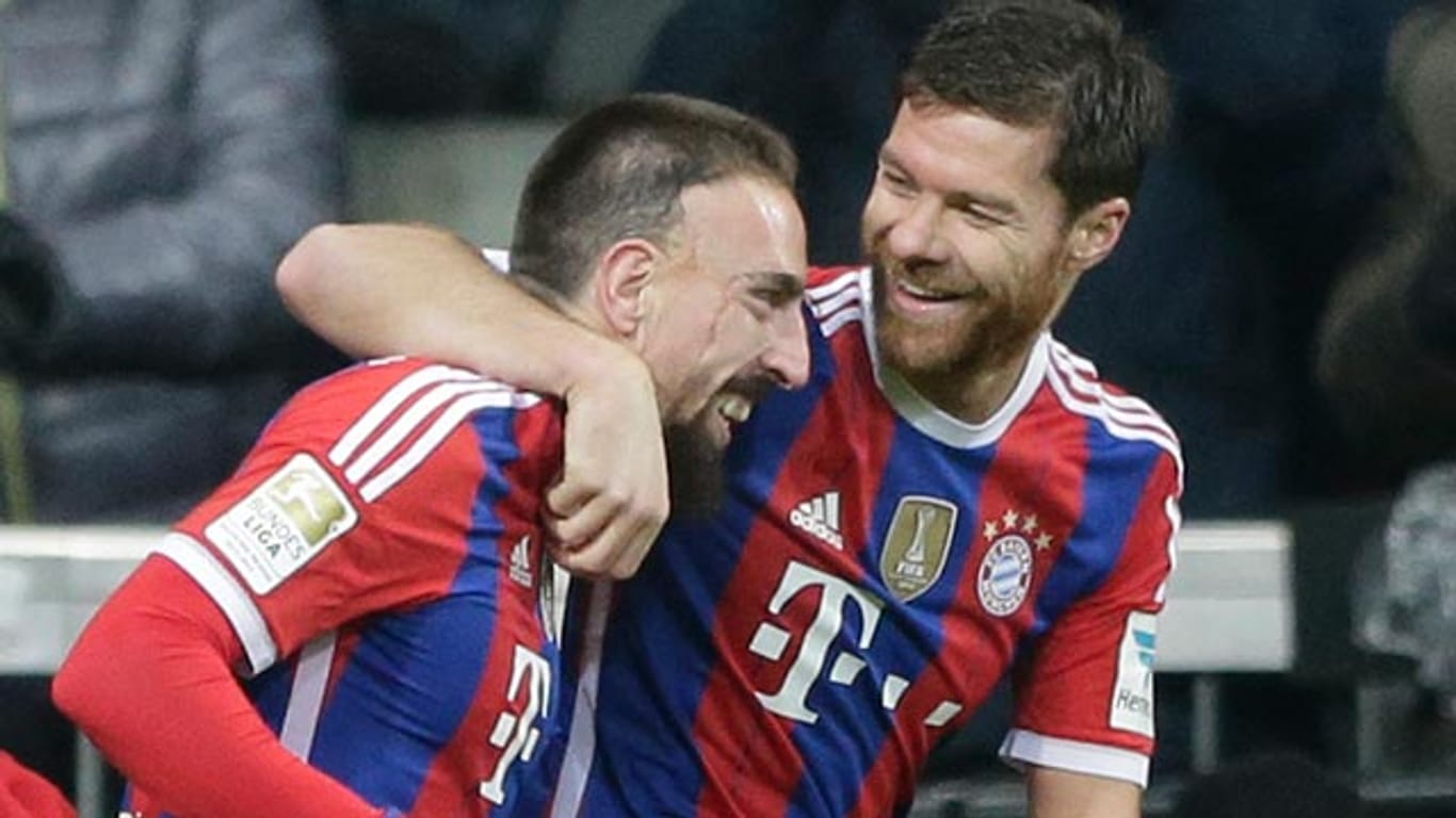 Xabi Alonso (re.) freut sich mit Franck Ribéry über dessen Treffer zum 1:0.