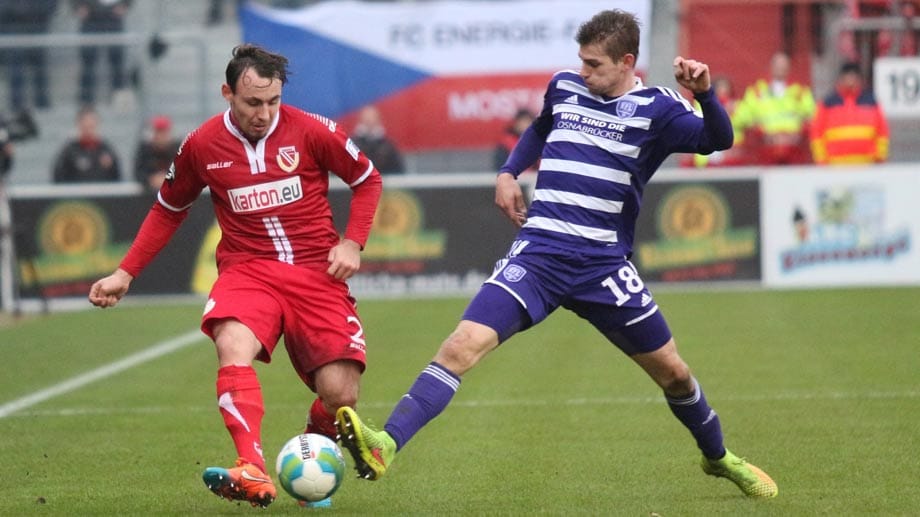 Robert Berger (li.) von Energie Cottbus im Zweikampf mit Osnabrücks Marcel Kandziora.