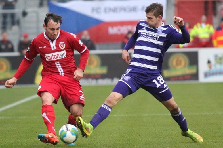 Robert Berger (li.) von Energie Cottbus im Zweikampf mit Osnabrücks Marcel Kandziora.