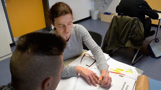 Carmen Scheithauer macht im Jugendgefängnis nur selten Frontalunterricht: "Ich betreue die einzeln."