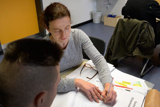 Carmen Scheithauer macht im Jugendgefängnis nur selten Frontalunterricht: "Ich betreue die einzeln."