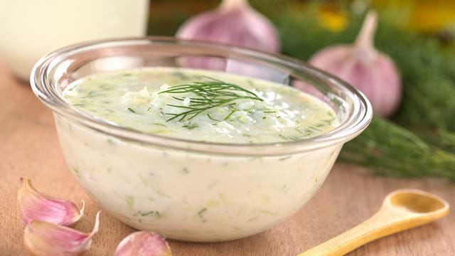 Ein Joghurtdip mit Gurke und Knoblauch schmeckt zum Fondue besonders gut