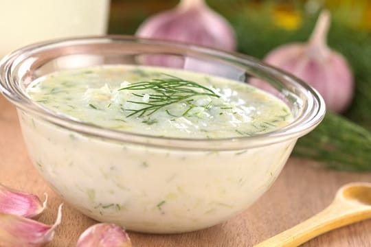 Ein Joghurtdip mit Gurke und Knoblauch schmeckt zum Fondue besonders gut