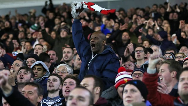 Jubel oder Verärgerung? United-Fans während des Spiels in Southampton. Jubel oder Verärgerung? United-Fans während des Spiels in Southampton.