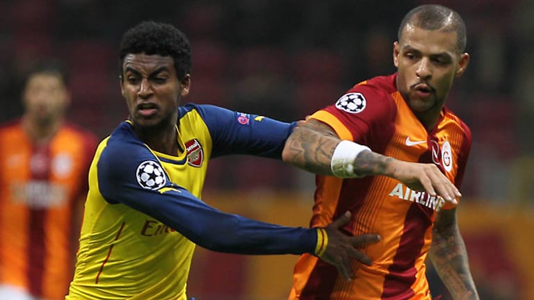 Arsenal-Talent Gedion Zelalem hält sich im Gruppenspiel gegen Galatasaray Felipe Melo (re.) vom Hals.