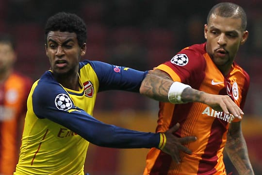 Arsenal-Talent Gedion Zelalem hält sich im Gruppenspiel gegen Galatasaray Felipe Melo (re.) vom Hals.