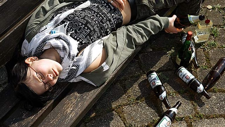 Betrunken bis zur Besinnungslosigkeit: Solche Szenen werden wieder seltener in Deutschland.
