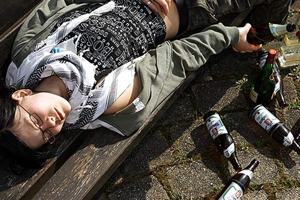 Betrunken bis zur Besinnungslosigkeit: Solche Szenen werden wieder seltener in Deutschland.