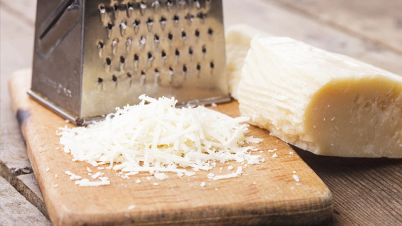 Für Käse-Chips sollten Sie den Parmesan fein raspeln