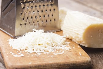 Für Käse-Chips sollten Sie den Parmesan fein raspeln
