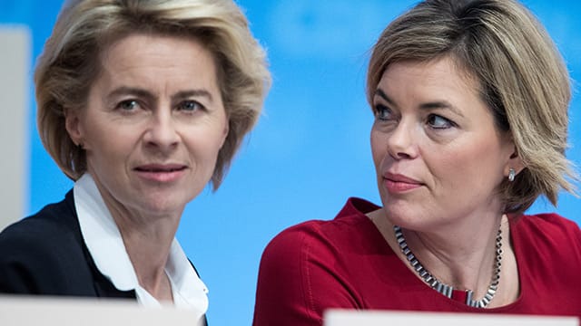 Die Damen hinter Merkel: Ursula von der Leyen (li.) und Julia Klöckner