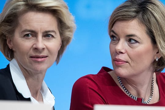 Die Damen hinter Merkel: Ursula von der Leyen (li.) und Julia Klöckner