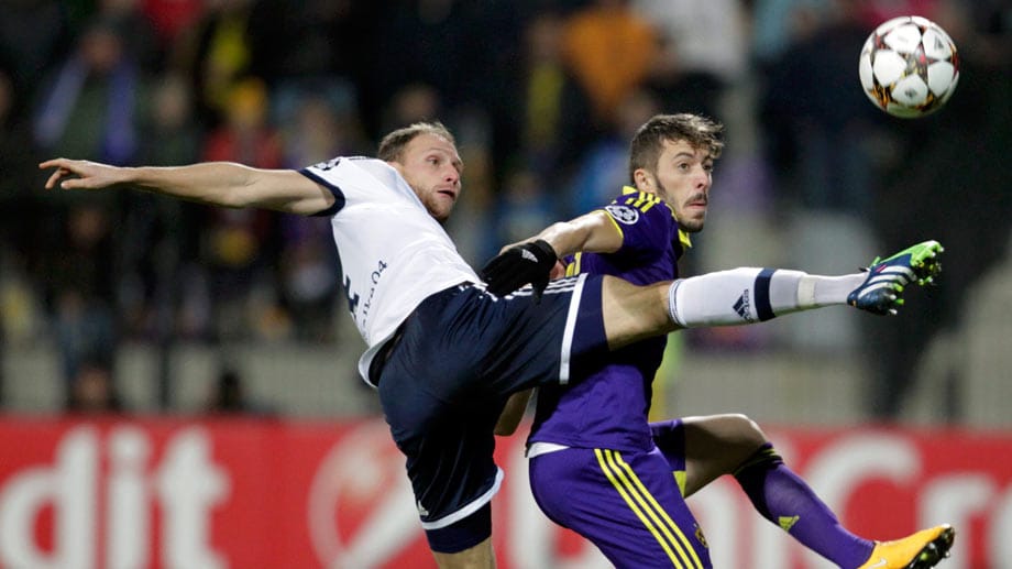 Maribor ist bereits ausgeschieden, will sich vor heimischem Publikum aber gut präsentieren. In der ersten Halbzeit gelingt das den Slowenen gut. Schalkes Kapitän Benedikt Höwedes (li.) muss mit Agim Ibraimi um den Ball kontrollieren.