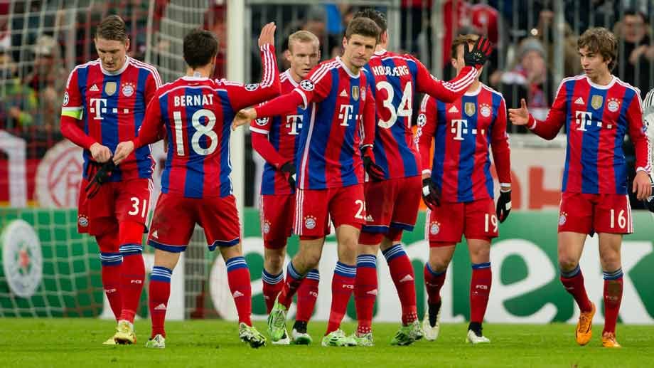 Die Bayern-Spieler freuen sich im Kollektiv über das Elfmeter-Tor durch Thomas Müller (Mitte).
