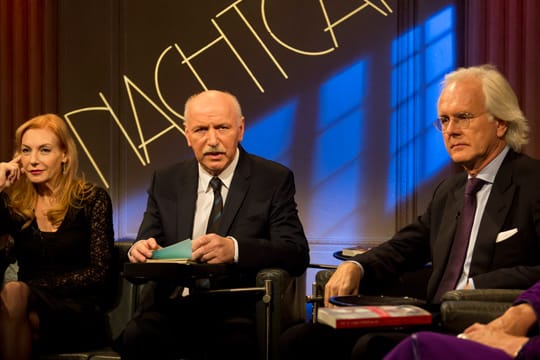 Moderator Wieland Backes (mi.), Sängerin Ute Lemper und Entertainer Harald Schmidt bei der Aufzeichnung der letzten "Nachtcafé"-Sendung am 10. Dezember 2014.