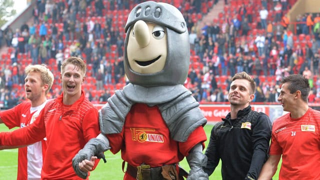 Union-Maskottchen "Ritter Keule" (Mitte) in unbeschwerten Tagen der Freiheit beim Jubel mit dem Berliner Team.