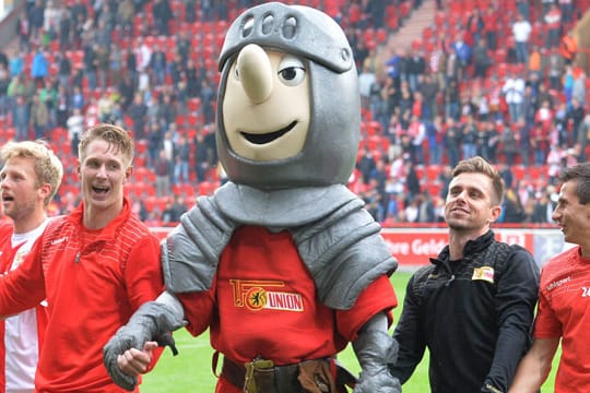 Union-Maskottchen "Ritter Keule" (Mitte) in unbeschwerten Tagen der Freiheit beim Jubel mit dem Berliner Team.