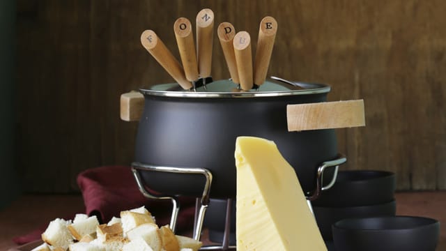 Moderne Töpfe für Käsefondue bestehen häufig aus Gusseisen, und sind zusätzlich beschichtet