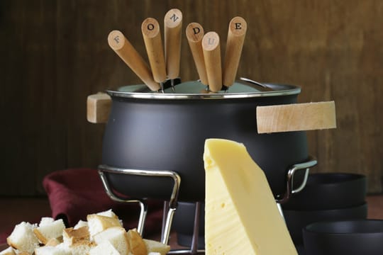 Moderne Töpfe für Käsefondue bestehen häufig aus Gusseisen, und sind zusätzlich beschichtet