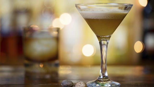 Der Brandy Alexander kombiniert Brandy mit Schokoladenlikör und hat eine cremige Konsistenz. Eine Prise Muskat auf dem fertigen Cocktail verleiht ihm den letzten Schliff