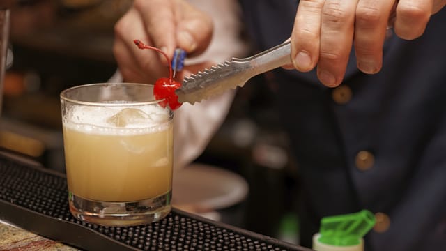 Der Amaretto Sour schmeckt durch sein Marzipanaroma zugleich winterlich aber dank des Zitronensafts auch lecker fruchtig