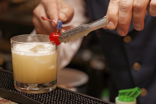 Der Amaretto Sour schmeckt durch sein Marzipanaroma zugleich winterlich aber dank des Zitronensafts auch lecker fruchtig