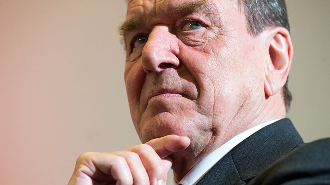 Ex-Bundeskanzler Gerhard Schröder (SPD) hat im WestLB-Untersuchungsausschuss des Düsseldorfer Landtags Mauschel-Vorwürfe beim Verkauf des Stahlkonzerns Salzgitter zurückgewiesen.