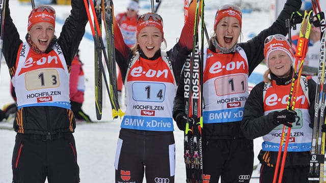 Deutschlands Biathletinnen freuen sich über den Staffel-Sieg.