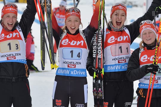 Deutschlands Biathletinnen freuen sich über den Staffel-Sieg.