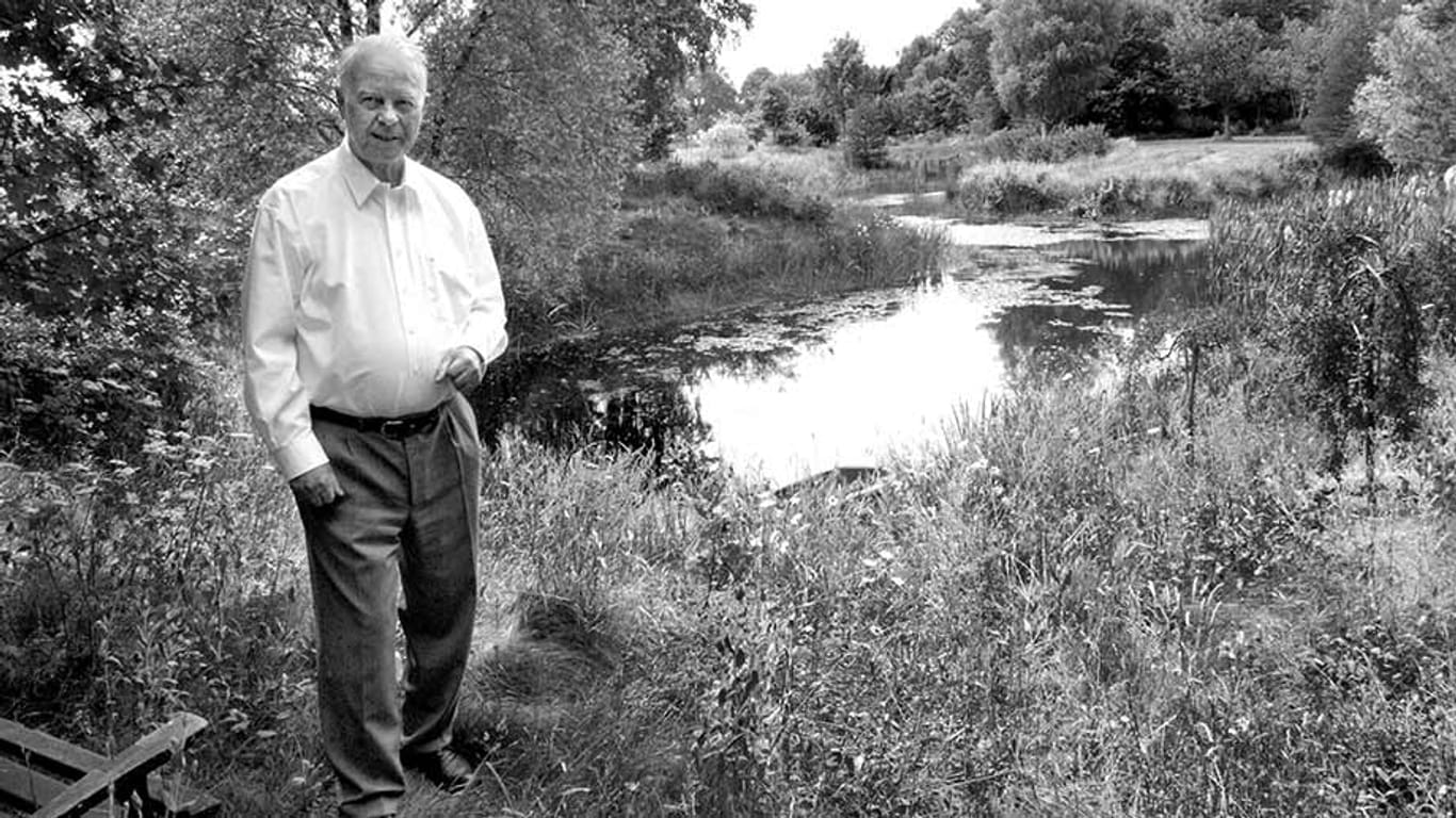Der verstorbene ehemalige niedersächsische Ministerpräsident Ernst Albrecht auf dem Grundstück an seinem Wohnhaus in Beinhorn (Region Hannover) an einem Naturteich (Archivbild Juni 2005).