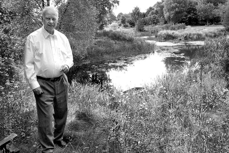 Der verstorbene ehemalige niedersächsische Ministerpräsident Ernst Albrecht auf dem Grundstück an seinem Wohnhaus in Beinhorn (Region Hannover) an einem Naturteich (Archivbild Juni 2005).