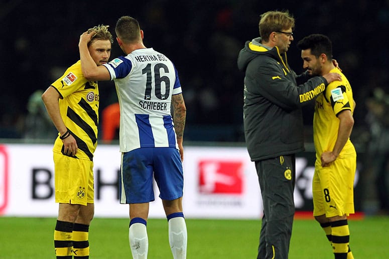 Julian Schieber tröstet seine früheren BVB-Teamkollegen.