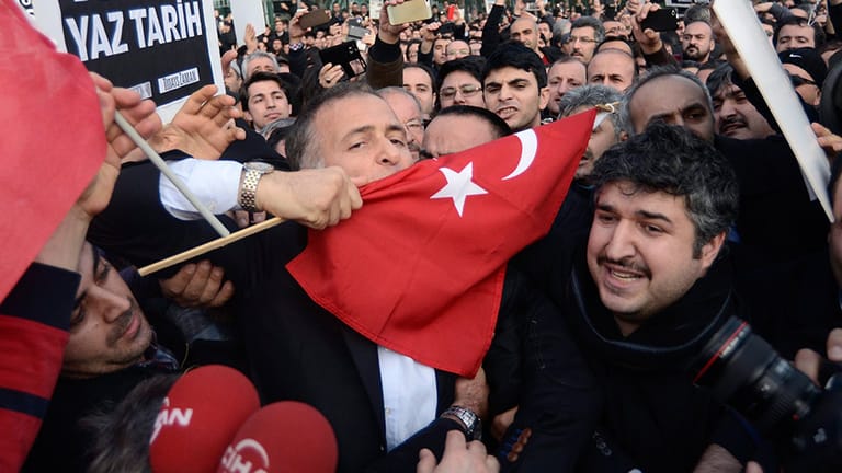 Die türkische Polizei hat dutzende Regierungsgegner festgenommen. Unter ihnen auch der Journalist Ekrem Dumanli.