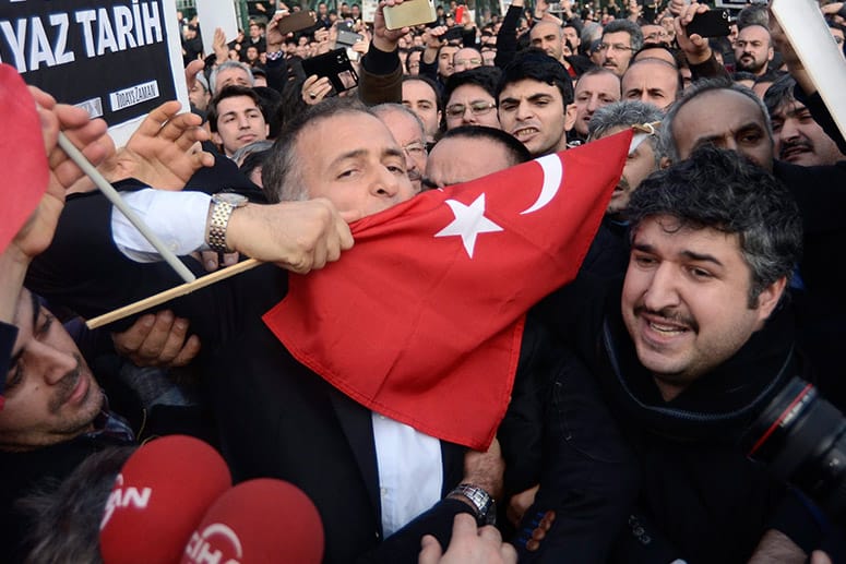 Die türkische Polizei hat dutzende Regierungsgegner festgenommen. Unter ihnen auch der Journalist Ekrem Dumanli.