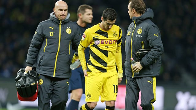 BVB-Profi Henrich Mchitarjan (Mitte) hält sich den rechten Oberschenkel. BVB-Profi Henrich Mchitarjan (Mitte) hält sich den rechten Oberschenkel.