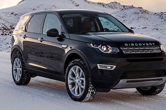 Schön sportlich auch in Schnee und Eis - der Land Rover Discovery Sport