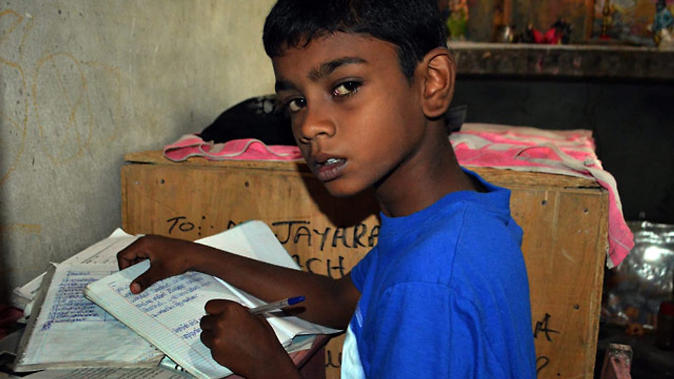Zwischen Schutt und Leichen wurde der kleine Abilash Jeyarajha vor zehn Jahren gefunden - er überlebte den Tsunami wie durch ein Wunder.