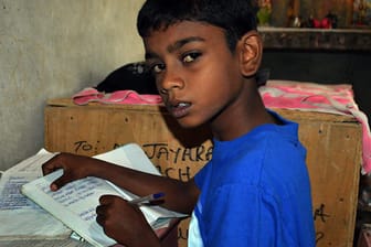 Zwischen Schutt und Leichen wurde der kleine Abilash Jeyarajha vor zehn Jahren gefunden - er überlebte den Tsunami wie durch ein Wunder.