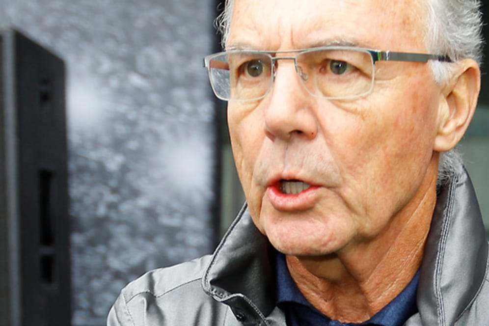 Franz Beckenbauer gibt Paul Breitner in der Sache recht.