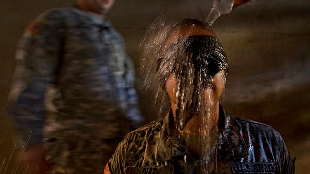 Beim sogenannten "Waterboarding" wird das Ertrinken simuliert