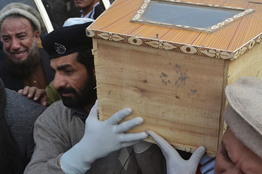 Särge mit toten Kindern werden vom Schauplatz des Massakers in Peshawar weggetragen