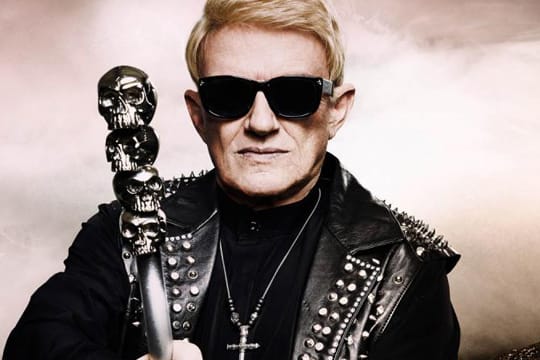 Der einstige Schlager-Barde Heino fühlt sich wohl in der Rocker-Kluft.