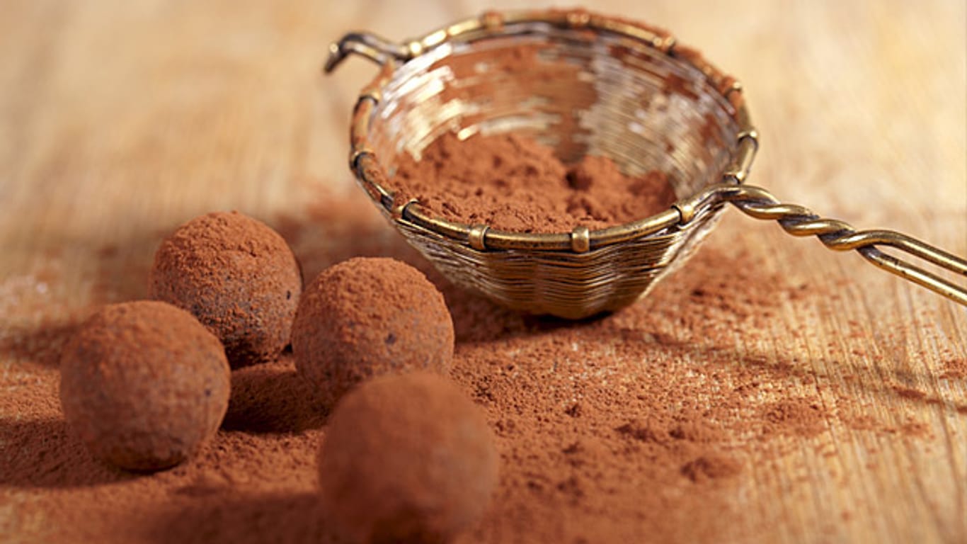 Wenn Sie Pralinen selber machen, können Sie sie alternativ mit Kakao bestreuen