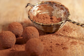 Wenn Sie Pralinen selber machen, können Sie sie alternativ mit Kakao bestreuen