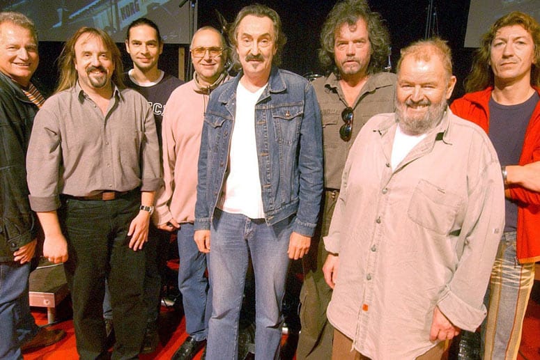 Die ostdeutsche Kult-Rockband "electra" hört auf. (V. li. n. re.: Gisbert Koreng, Andreas Leuschner, Falk Möckel, Stefan Trepte, Bernd Aust, Wolfgang Riedel, Peter Ludewig und Ekkehard Lipske).
