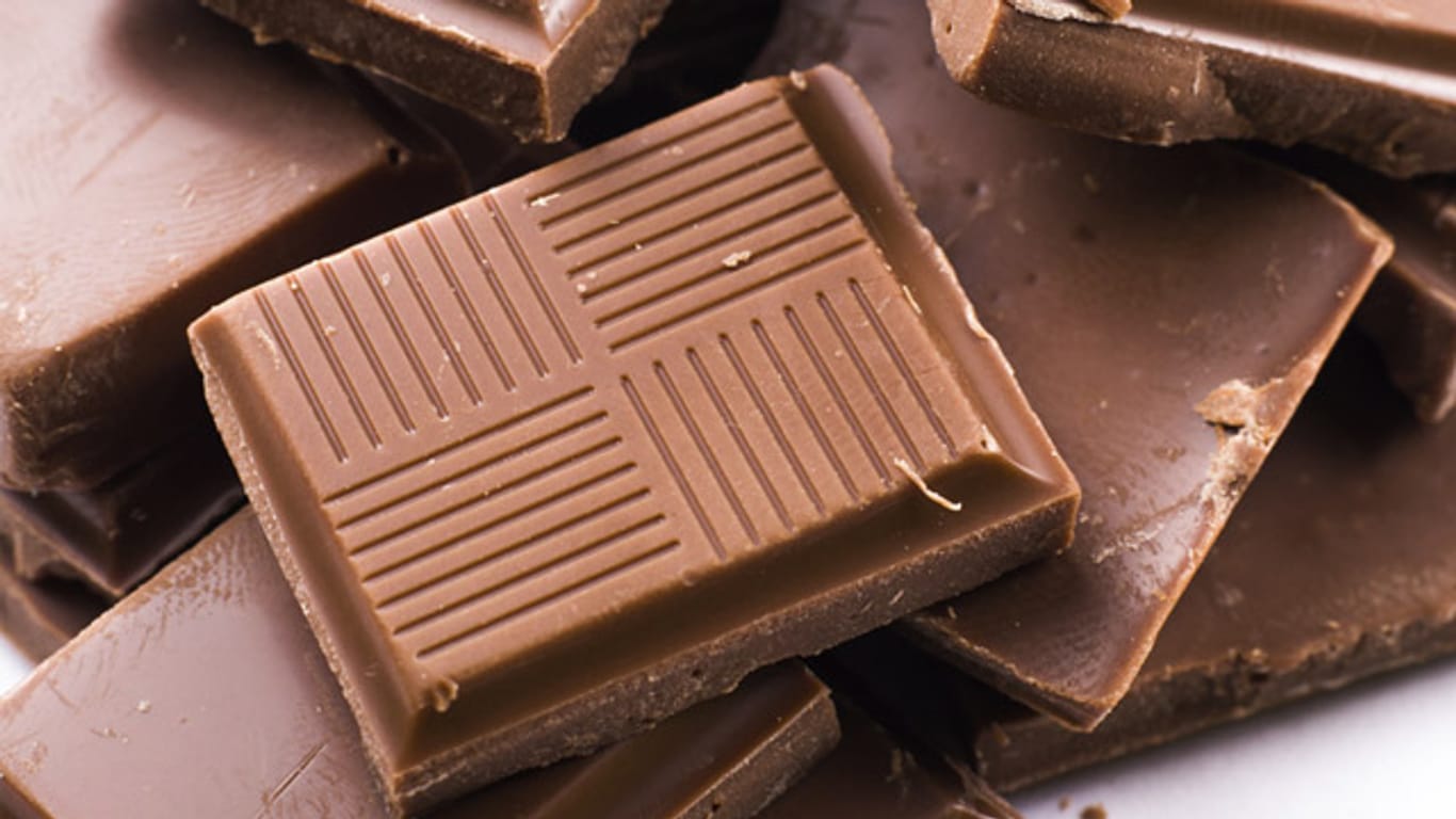 Kuvertüre ist Schokolade, die man zum Backen oder für die Zubereitung von Pralinen benutzt