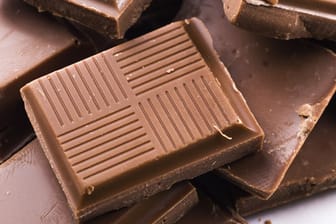 Kuvertüre ist Schokolade, die man zum Backen oder für die Zubereitung von Pralinen benutzt